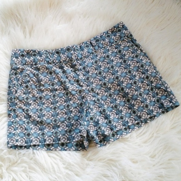 Ann Taylor LOFT Floral Medallion Riviera Shorts Inseam 4" SZ 2 Blue - Picture 2 of 4